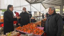 Yenişehir Belediye Başkanı Özyiğit, semt pazarında vatandaşlarla buluştu