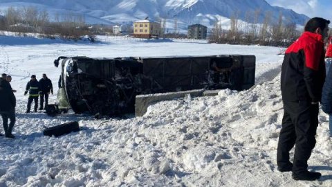 Van'da yolcu otobüsü devrildi: 2'si ağır, 9 yaralı