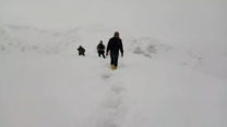 75 yaşındaki böbrek hastasının ilaçları için karda 8 saat yürüdüler