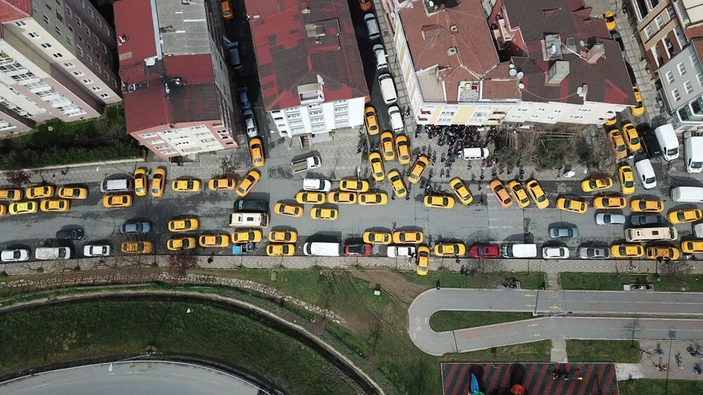 İstanbul’da taksicilerin 'sarı zam’ kuyruğu havadan görüntülendi