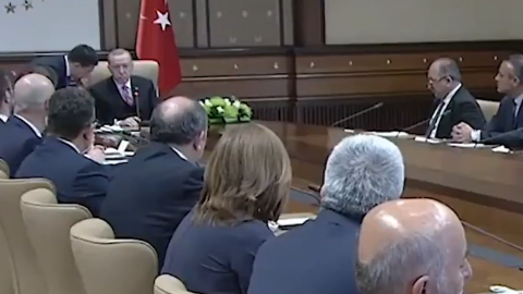 Bilim Kurulu toplantısında ilginç anlar: Erdoğan'ın kulağına eğilip 'Canlı yayında değiliz şu anda' dedi