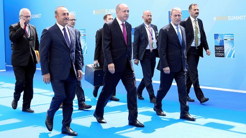 Erdoğan'ın NATO vetosu dünya gündeminde: 'Sonunda anlaşma yoluna gidecek, ekonomik krizin ortasında bunu göze alamaz'