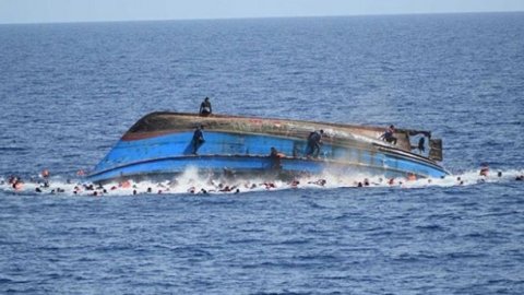 Göçmenleri taşıyan tekne alabora oldu: 17 kişi yaşamını yitirdi