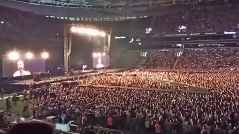 Mor ve Ötesi İnönü Stadı'nı doldurdu: 'Çok yakında her şey daha güzel olacak'