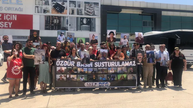 DİSK Basın-İş tutuklanan 16 gazeteciye destek için Diyarbakır'a gitti