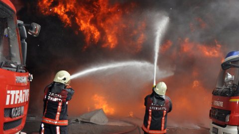 AKP’li belediye başkanı, mesai ücretlerini isteyen itfaiyecileri çöpçü yaptı