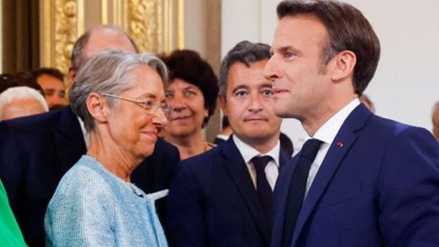 Fransa'da seçimlerin ardından başbakan istifa etti, Macron kabul etmedi