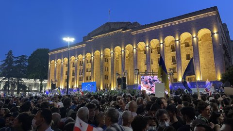 Gürcistan Avrupa Birliği için sokağa çıktı: Binlerce kişiden 'aday ülke' statüsü için gösteriler