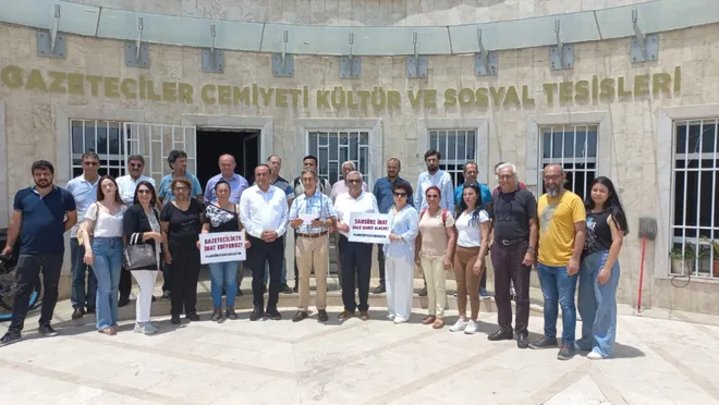 Adana’da gazeteciler ‘sansür yasası’ için sokağa çıktı: Geri çekilsin