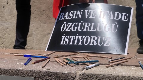 Gazeteciler Ankara Ulus'ta kalemlerini Atatürk heykeline bıraktı