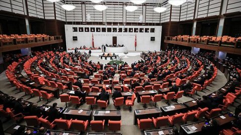 'Sansür yasası'nın Meclis görüşmeleri ertelendi