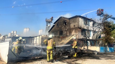 Korkutan anlar: Tuzla'da imalathanede çıkan yangın 3 katlı binaya sıçradı, yurttaşlar göz yaşlarına hakim olamadı