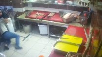 Restoran çalışanları mutfak malzemeleri ile birbirine saldırdı!