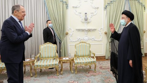 Lavrov ,Tahran'da İran Cumhurbaşkanı Reisi ile görüştü: NATO'ya karşı iş birliği mesajı