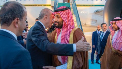 CHP'li Özel fotoğrafları paylaştı: Erdoğan, Suudi Prens'i uçağına kadar geçirmiş!