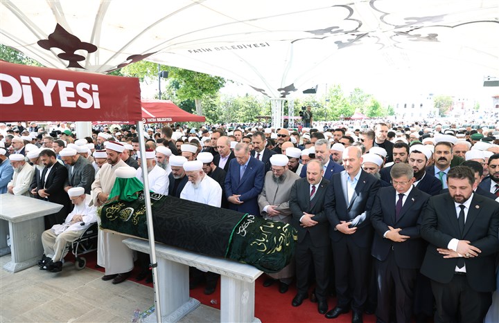 Erdoğan, Mahmut Ustaosmanoğlu'nun cenaze töreninde konuştu: İmam hatipte öğrenciyken kendisini dinlerdik - Resim : 10