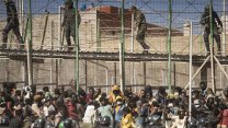 Fas'tan İspanya'ya geçmeye çalışan binlerce göçmen arasında izdiham: 23 kişi hayatını kaybetti