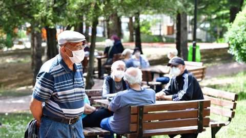 Emekliler taleplerini sıraladı: 'En düşük emekli aylığı, asgari ücret düzeyine eşitlenmeli; asgari ücret açlık sınırının üstüne çıkarılmalı'