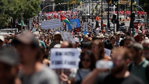 Madrid'de sokağa çıkan binlerce kişiden NATO karşıtı gösteri