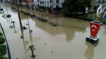 Bartın'da Avu Deresi'nin taşması sonucu sokak ve caddeler su altında kaldı