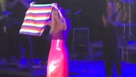 Gülşen, konserde LGBTIQ+ bayrağı açtı: Renklerimizi göstermekten korkmayalım