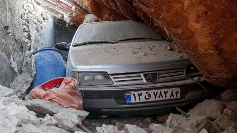 İran'da peş peşe depremler: Ölü ve yaralılar var
