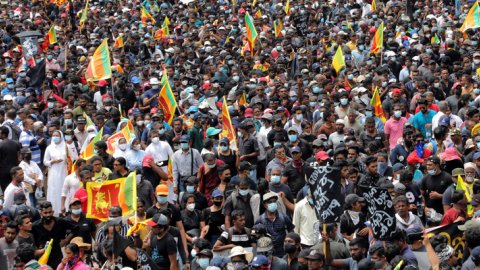 Sri Lanka'da protestocular başbakanın evini ateşe verdi