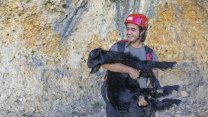 Büyükşehir itfaiye ekipleri 15 metrelik obruğa düşen keçiyi kurtardı