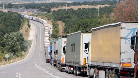 Günlerdir sınır kapısındalar: CHP'li Yunus Emre Türk TIR sürücülerinin sorunlarını Meclis gündemine taşıdı