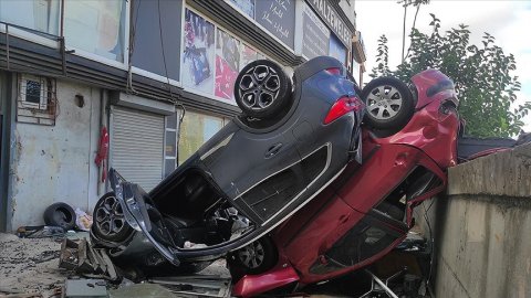 İstanbul'da, otomobil ikinci kattan düştü: Sürücü ağır yaralı