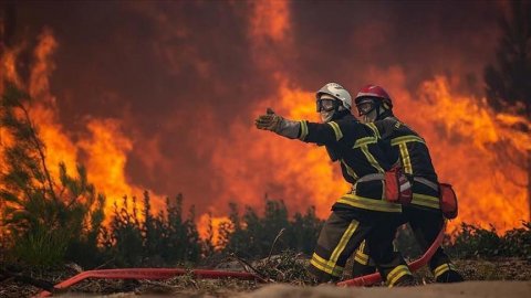 Fransa'da söndürülemeyen yangın her dakika 10 futbol sahası büyüklüğünde alana yayılıyor