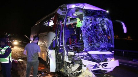 Yolcu otobüsü TIR'a çarptı: Bir ölü onlarca yaralı