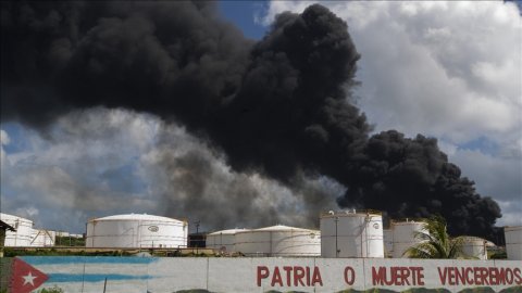 Küba'da limandaki petrol depolama tesislerindeki yangın kontrol altına alındı