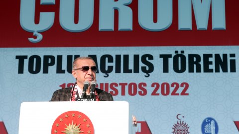 Erdoğan muhalefeti nasıl hedef alacağını şaşırdı, asılan pankartı okumakla yetindi