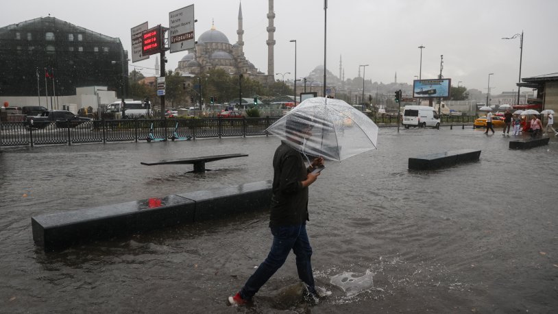 İstanbul sağanak yağışın etkisi altında: Megakentte hortum alarmı