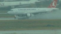 Sağanak yağış hava ulaşımını etkiledi, uçaklar İstanbul’a inemedi! 