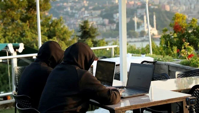 Aranan hackerlar, Mustafa Varank ve Ali Taha Koç'muş: Kafede yakalandılar