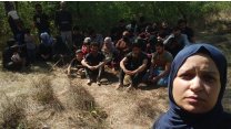 Aralarında çocukların da bulunduğu bir grup mülteci Meriç Nehri'nde bir adada mahsur kaldı