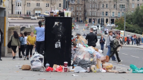 Temizlik işçileri grev başlattı: Sokaklar çöp yığınlarıyla doldu