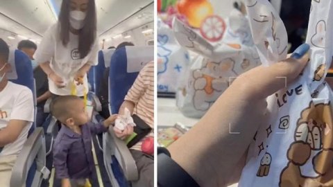 Bebeği ile uçak yolculuğu yapan anne, hediye ve özür notu dağıttı