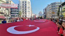 400 kilometre uzaktan Türk bayrağını getirdiler: Kurtuluşun 100. yılında Zafer Kafilesi İzmir'de