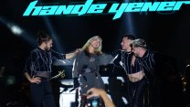 Neye uğradığını şaşırdı: Hande Yener, sahneye fırlayan gençlerle şarkı söyledi