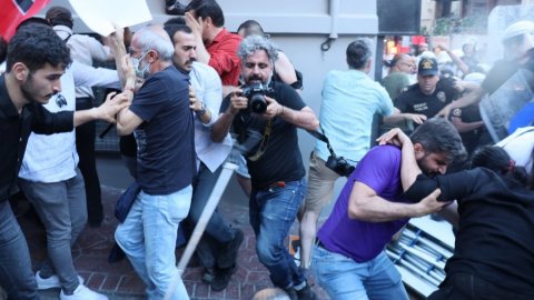Gazetecilere saldırmışlardı: Polislerin soruşturulması engellendi
