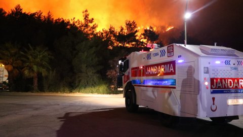 Marmaris’te orman yangını sürüyor; Evler tahliye edildi