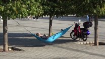 Turist, Taksim Meydanı'nda hamak kurup sefa sürdü