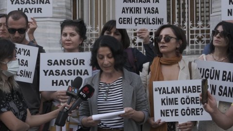 Gazeteciler bir araya geldi: 'Sansür yasasına hayır'