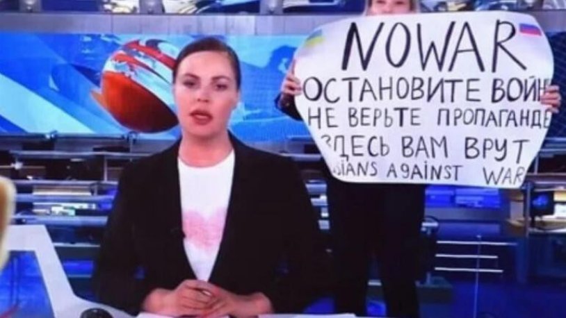 Canlı yayında savaş karşıtı pankart açan Rus gazeteci, ev hapsinden kaçtı