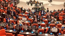 CHP'li vekillerden Meclis'te sansür yasasına protesto