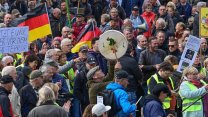 Almanya'da protestolar: 100 binden fazla kişi sokağa çıktı