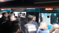 Marmaray arızalandı, yüzlerce yolcu mağdur oldu